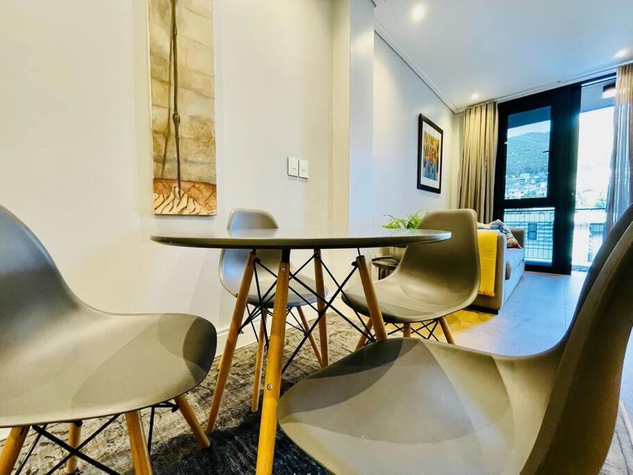 Apartment Modern, Stylish 1 Bedroom In Point *