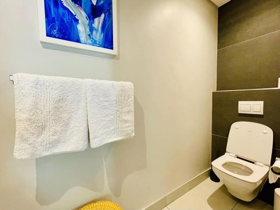 Modern, Stylish 1 Bedroom In Point Apartment