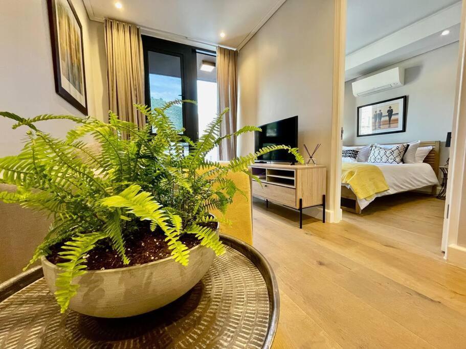 Modern, Stylish 1 Bedroom In Point Apartment
