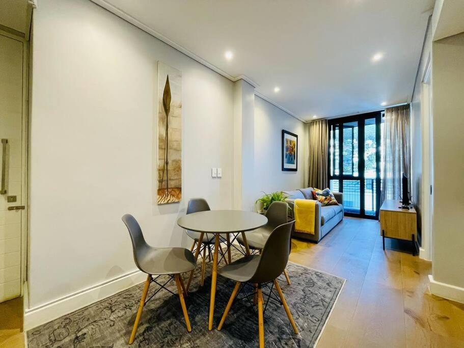 Modern, Stylish 1 Bedroom In Point Apartment Kapstadt