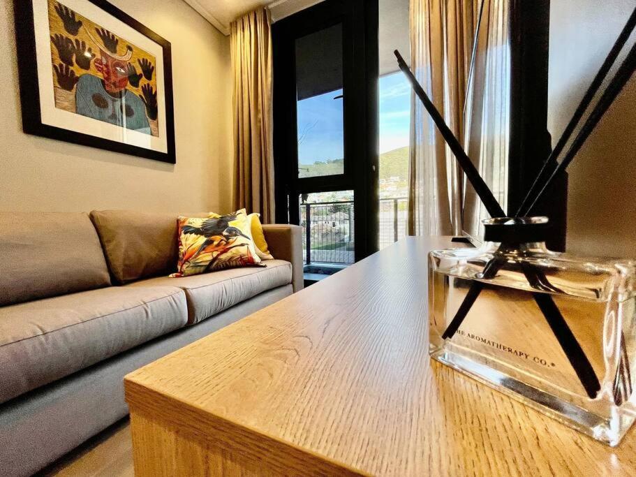 Modern, Stylish 1 Bedroom In Point Apartment *